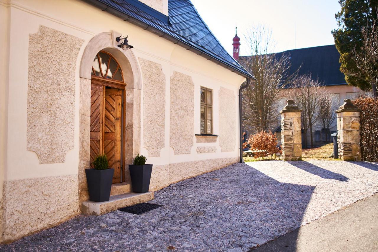 Baroque Chaplain House Kaplanka 1796 A. D. - Historical Luxury Apts In Bohemian Paradise Zelezny Brod Exterior photo